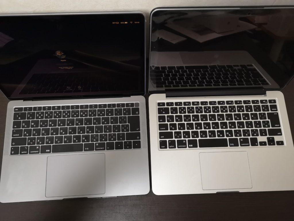 左がMacBook Airと右MacBook Pro